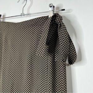 Banana Republic Wrap Skirt Midi Length Size 2 Black and Tan Patterned